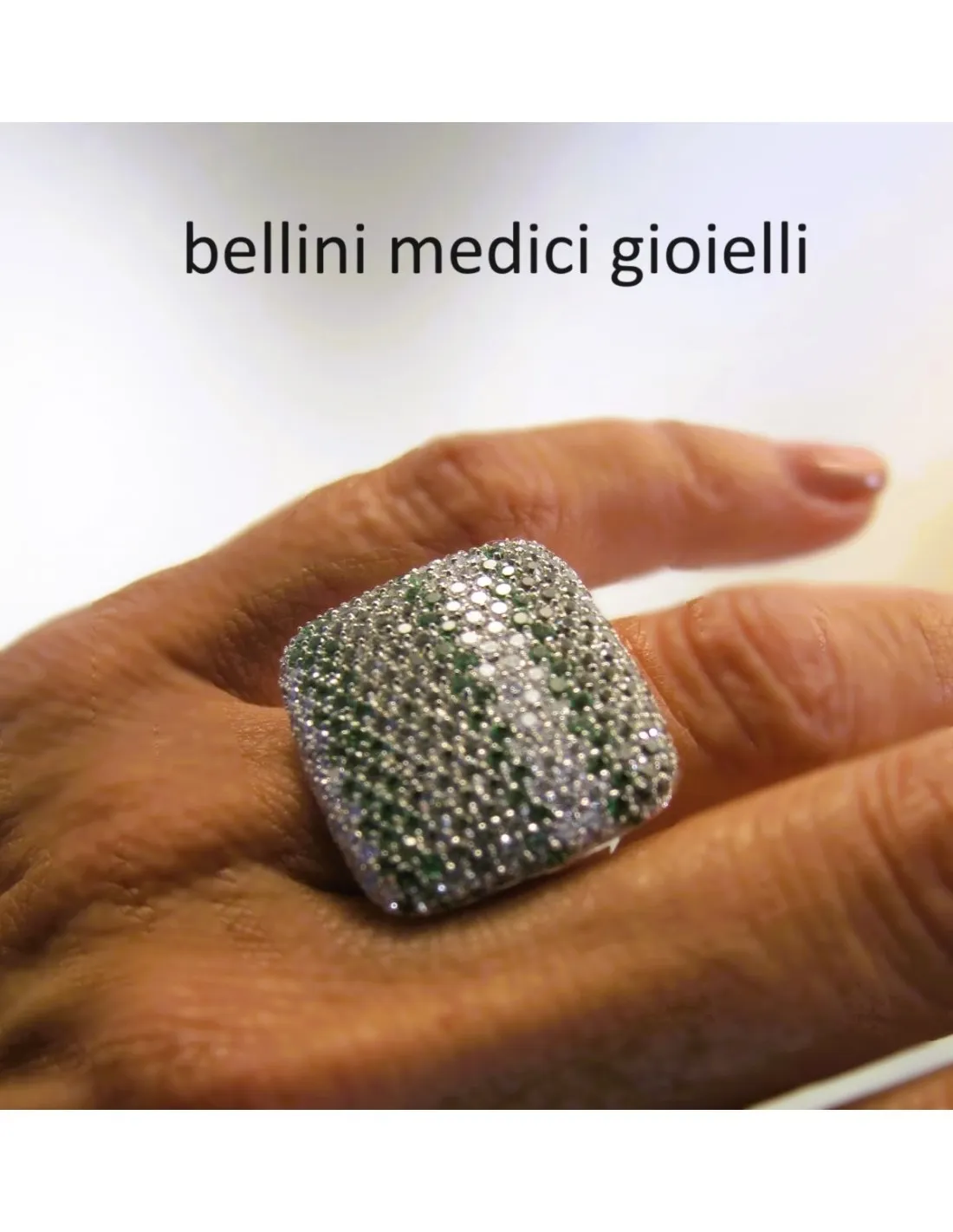 Anello in oro bianco con zavorite e brillanti