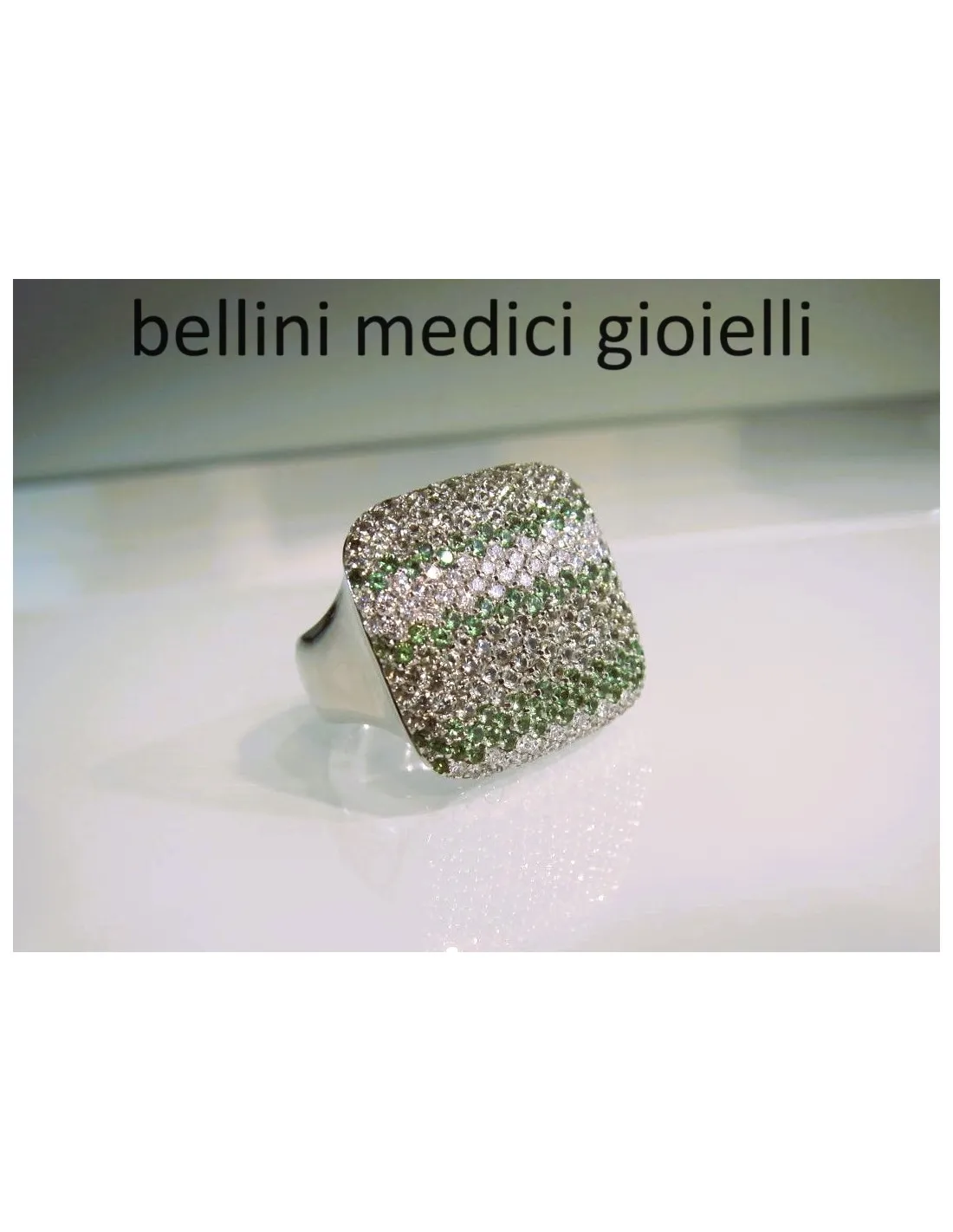 Anello in oro bianco con zavorite e brillanti
