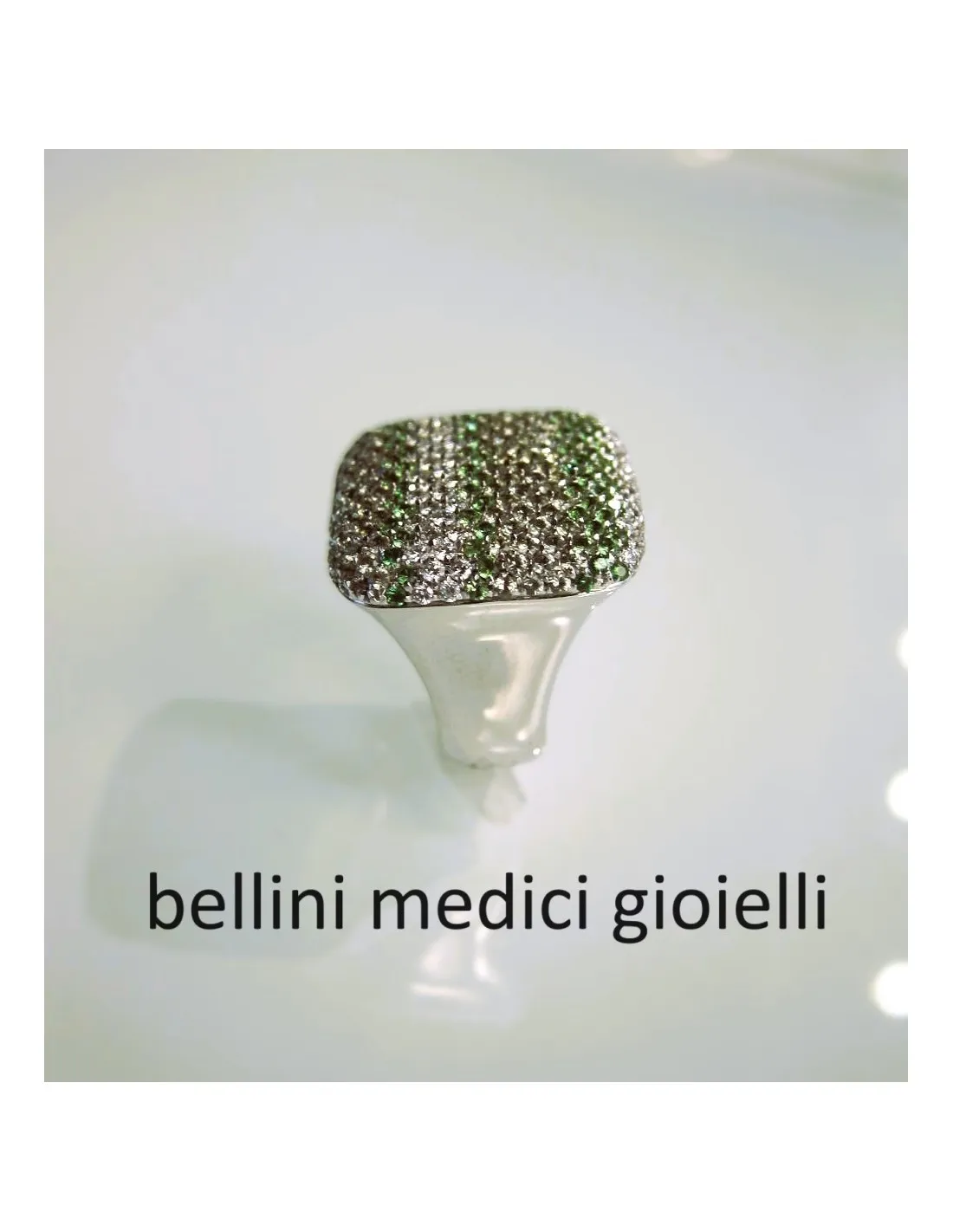 Anello in oro bianco con zavorite e brillanti