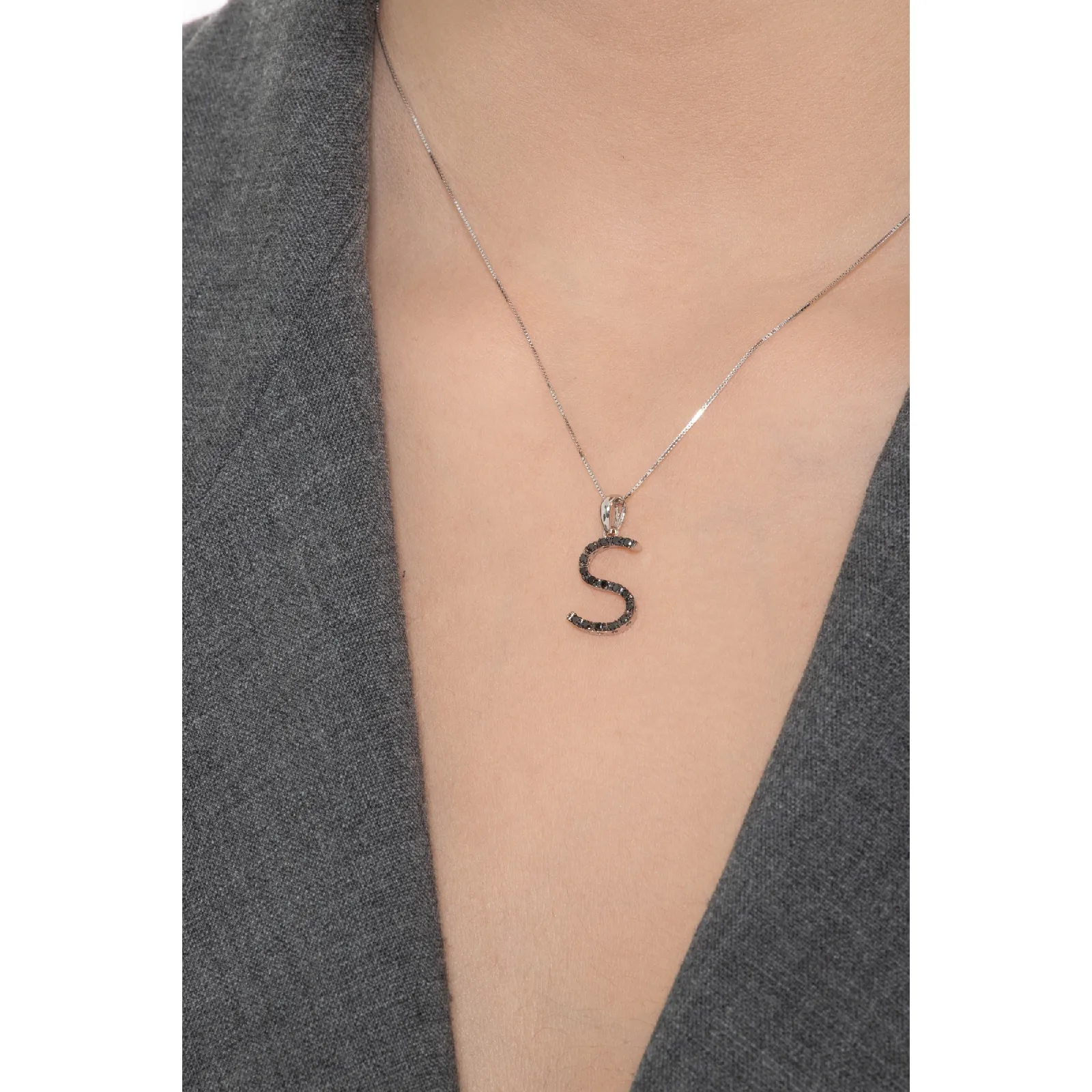 Collana lettera S in oro bianco 18k con diamanti neri