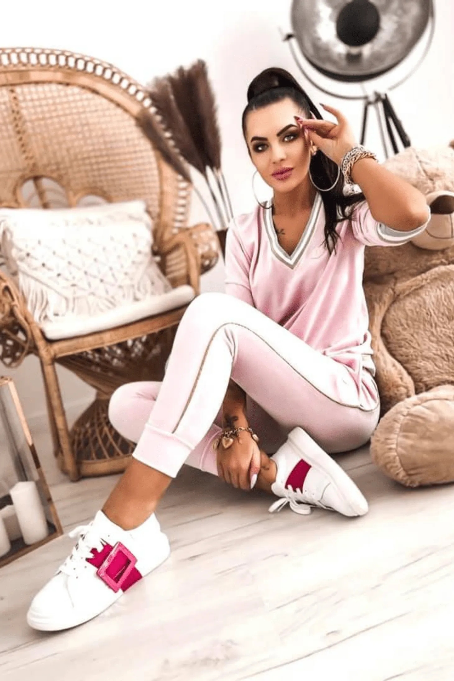 Completo casual sportivo rosa in velluto con scollo a V e rifiniture dorate
