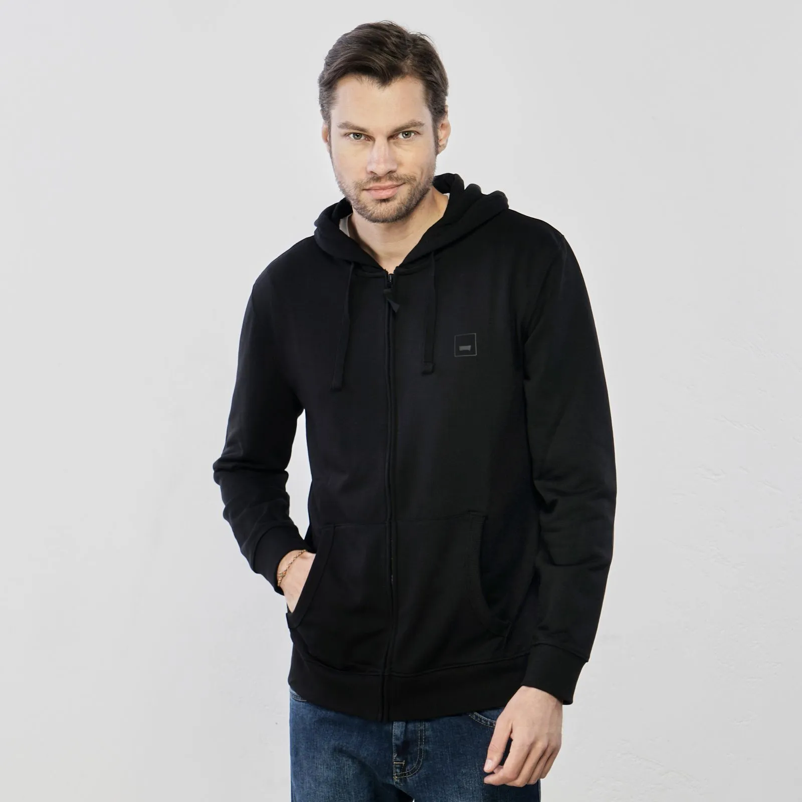Felpa nera con zip e cappuccio