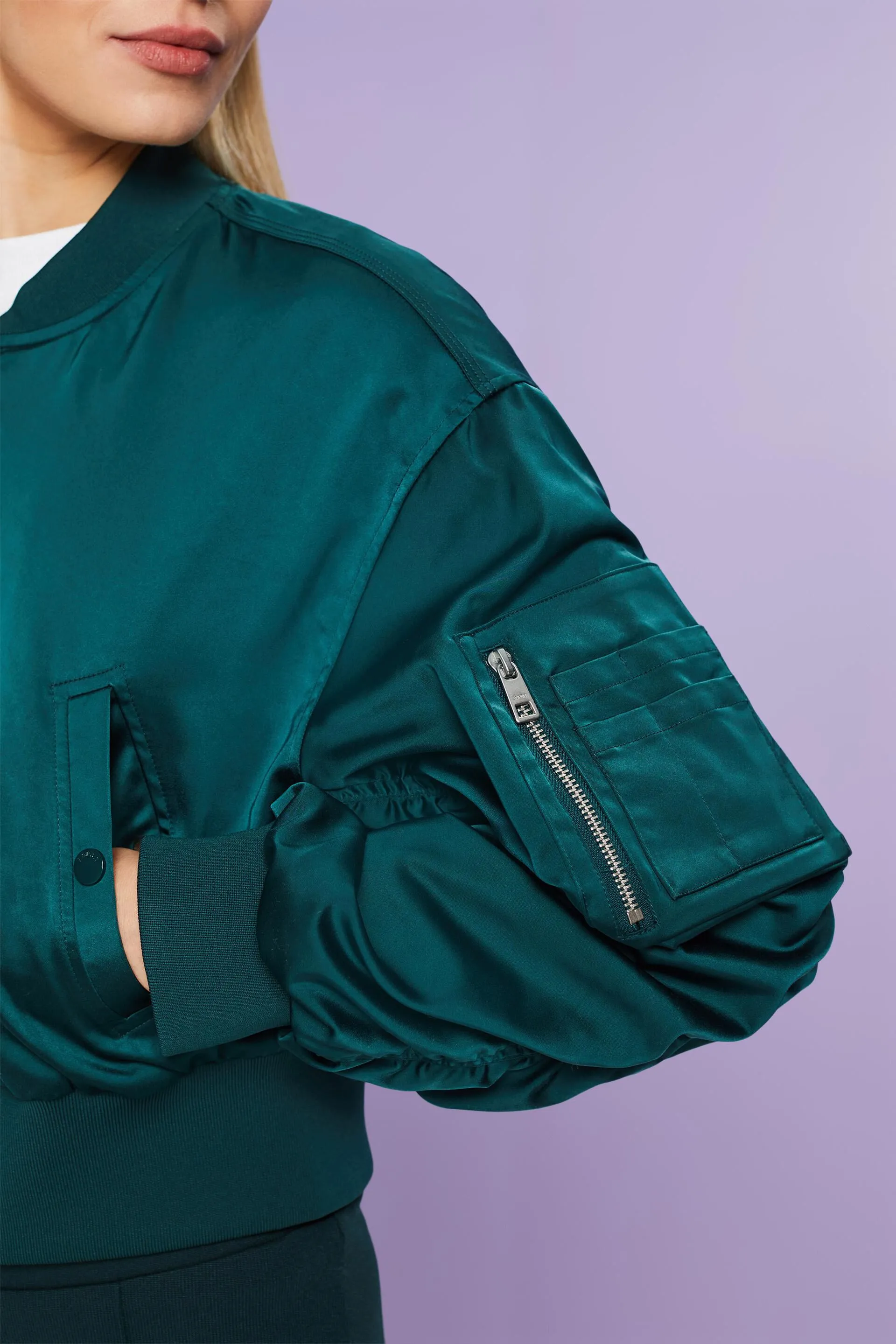 Giacca bomber cropped in raso
