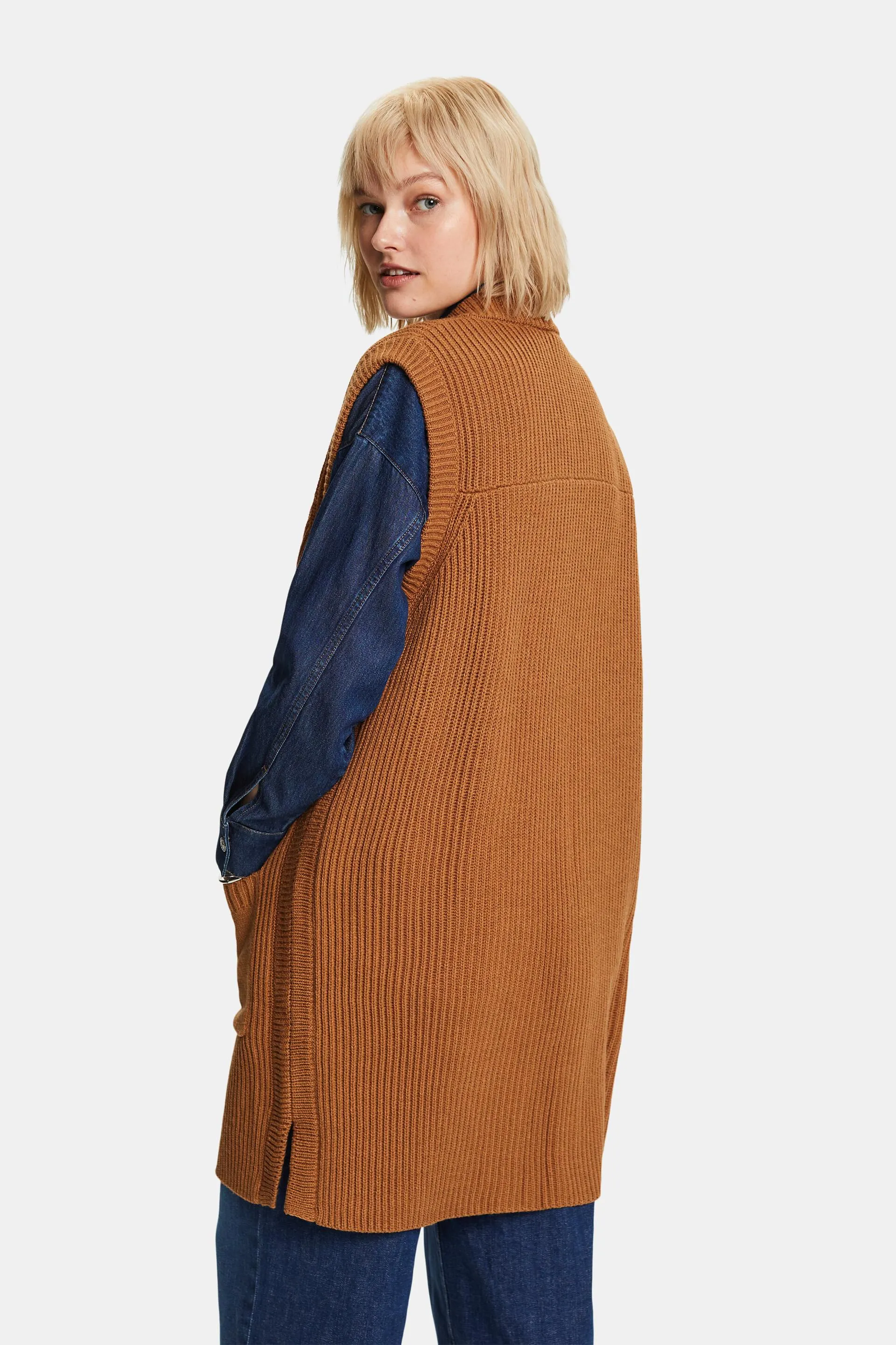 In materiale riciclato: cardigan lungo senza maniche