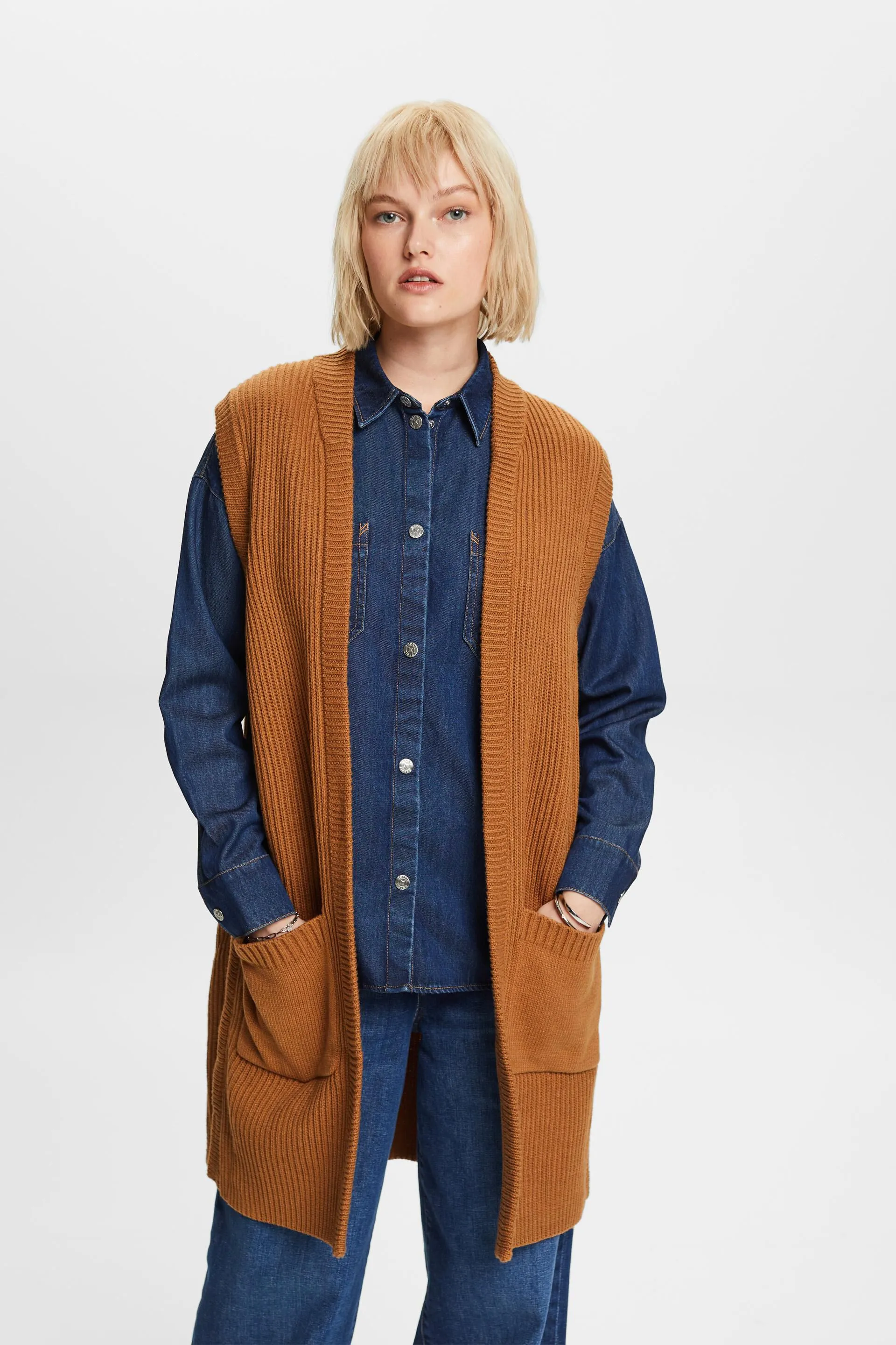 In materiale riciclato: cardigan lungo senza maniche