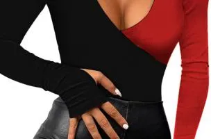 Maglietta con scollo asimmetrico Tahy, nera e rossa