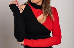 Maglietta con scollo asimmetrico Tahy, nera e rossa