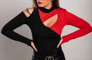 Maglietta con scollo asimmetrico Tahy, nera e rossa