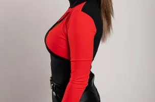 Maglietta con scollo asimmetrico Tahy, nera e rossa