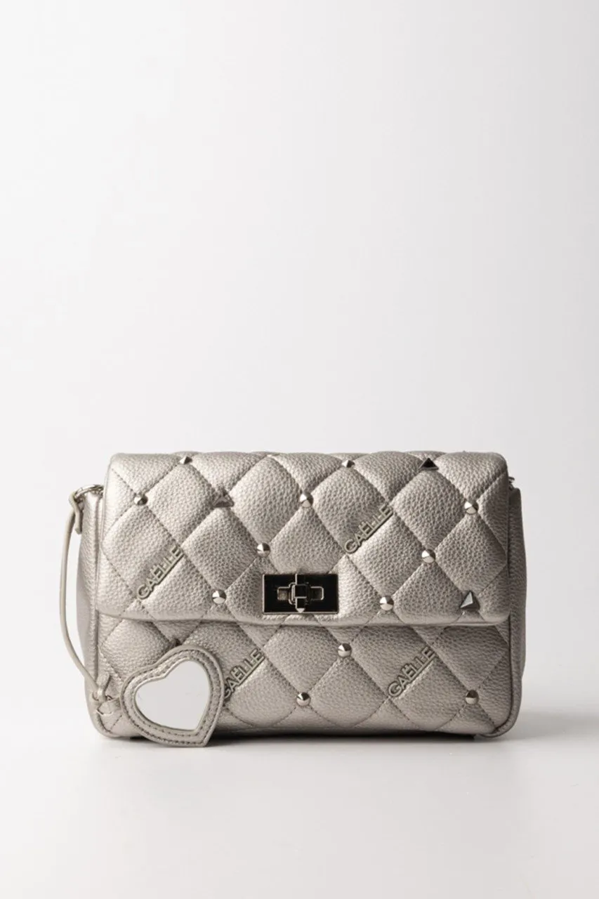 Pochette trapuntata con patta e borchie Argento