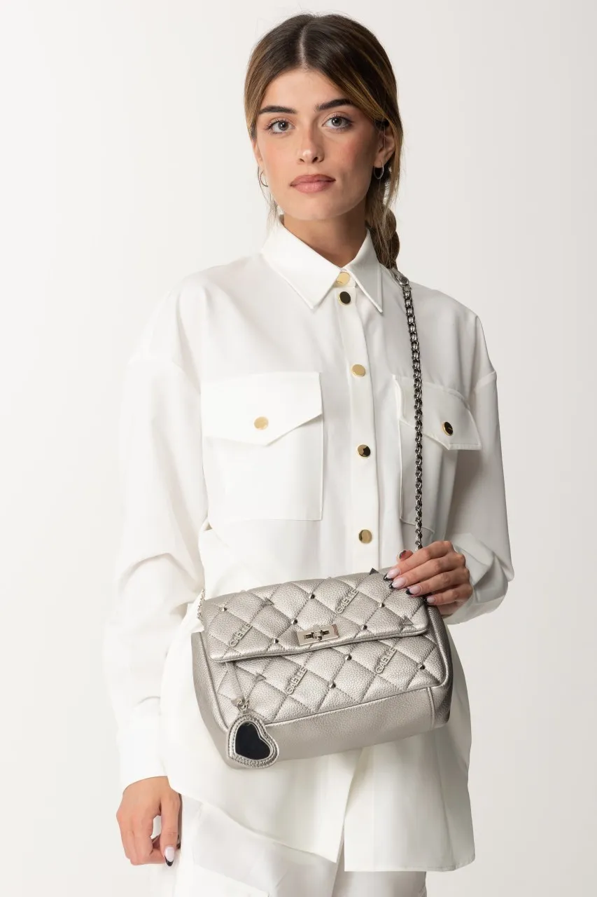 Pochette trapuntata con patta e borchie Argento