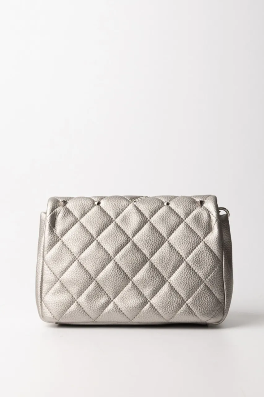 Pochette trapuntata con patta e borchie Argento