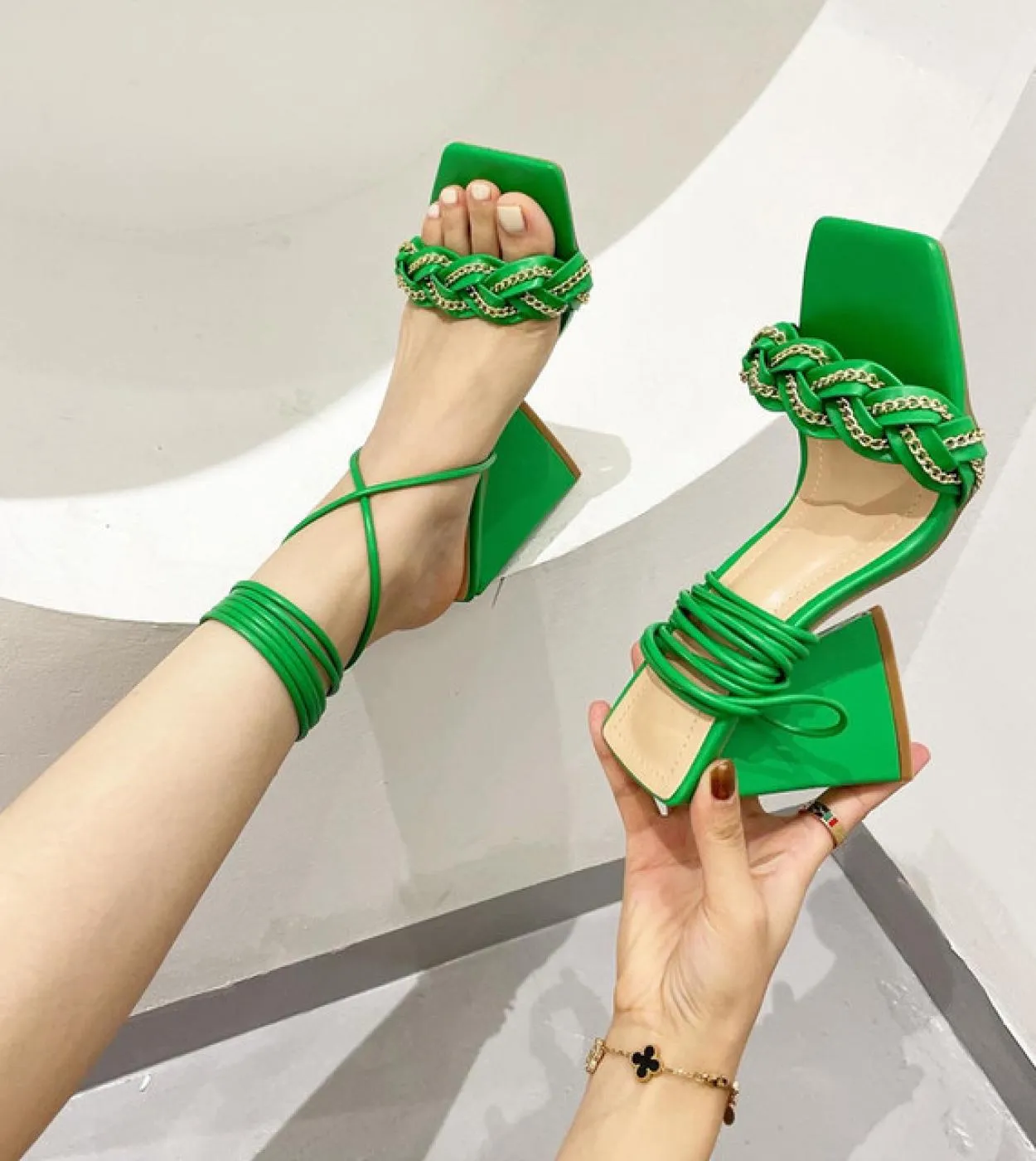 Sandali da donna con tacco a triangolo alla moda Cinturino alla caviglia Tessere a catena Tacchi alti Sandali gladiatore Estate