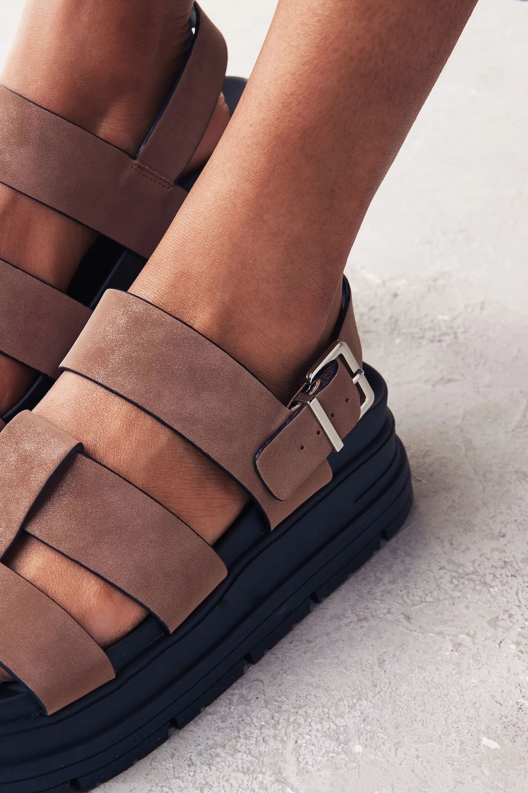 Sandali stile gladiatore con plateau spesso